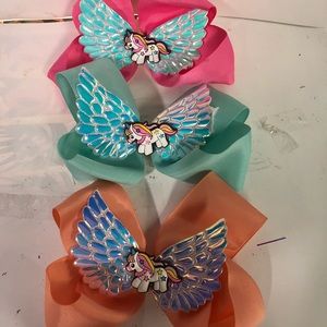 I’m selling girl hair clips set of three